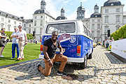 Gerald Asamoah pr&uuml;ft den Auspuff   7. Schloss Bensberg Classics im Grandhotel Schloss Bensberg in Bergisch Gladbach am 18.07.2015 Foto: BrauerPhotos &copy; H.Fuhr f&uuml;r Volkswagen 